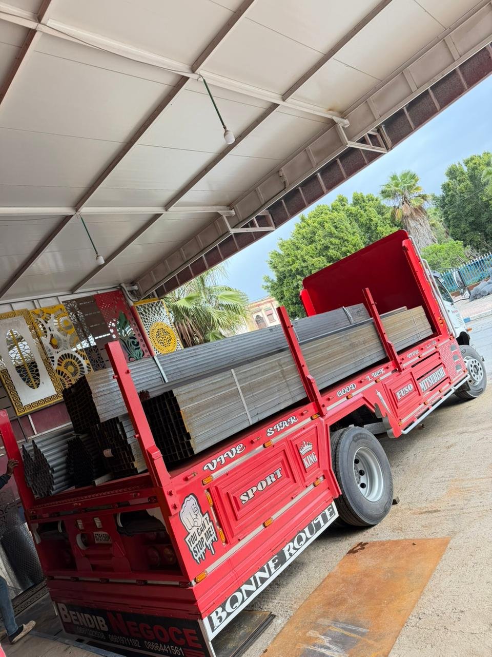 Camion de livraison Bendib Négoce